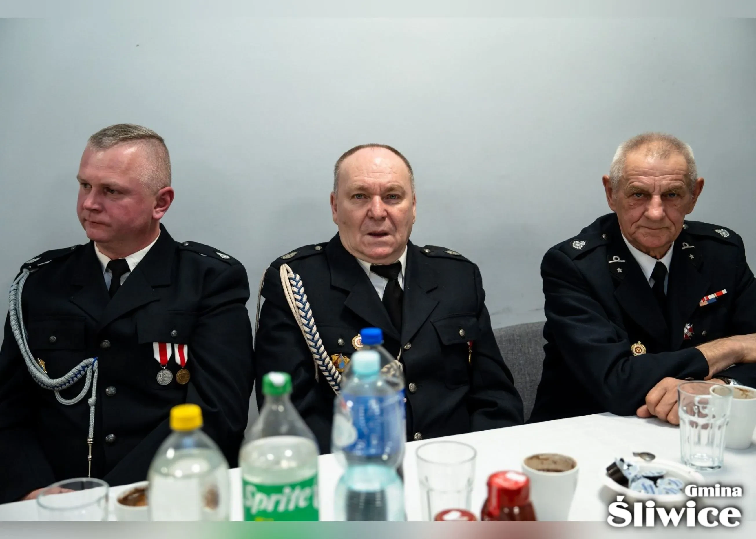 zebrani przy stołach