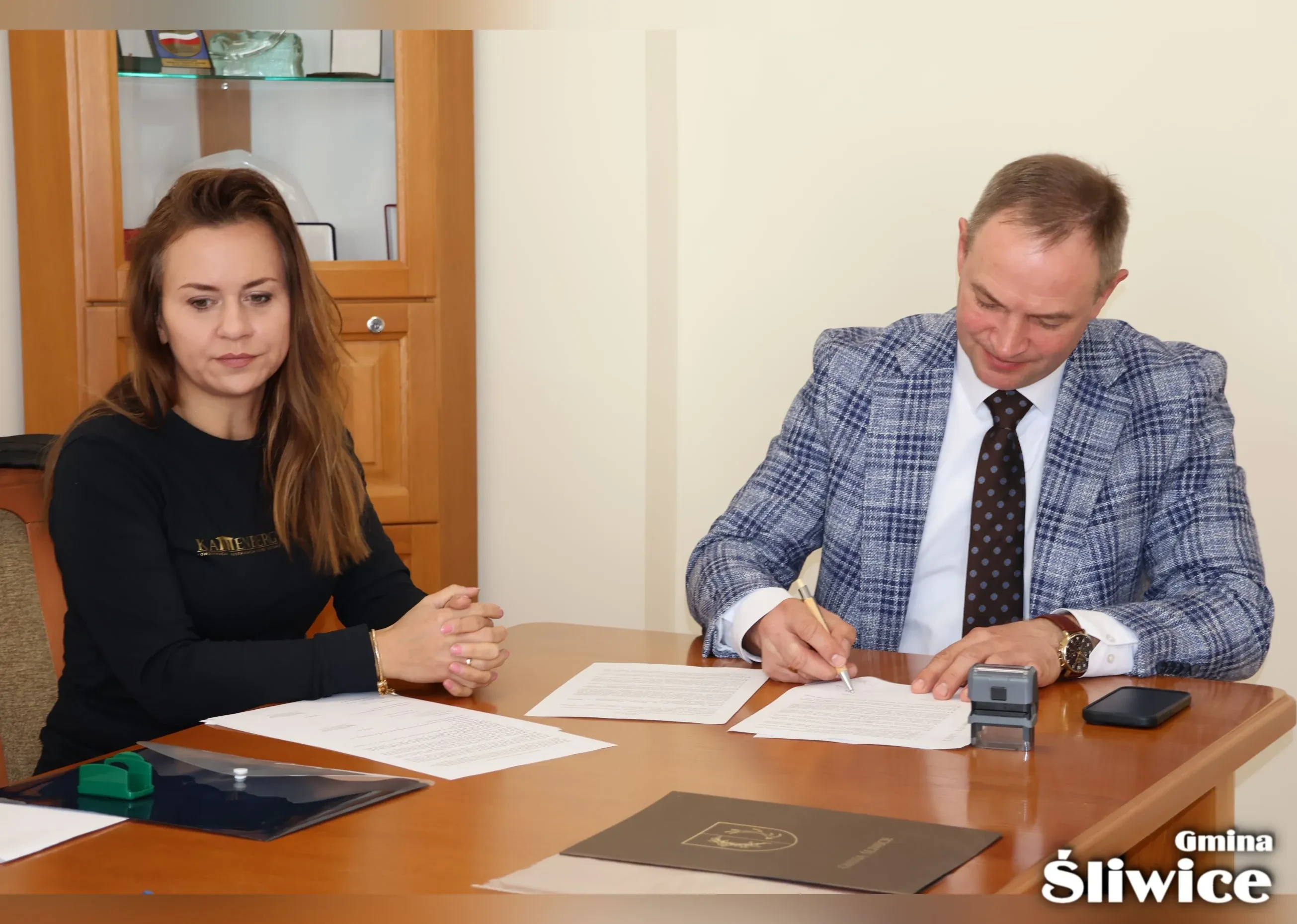 wójt podpisuje umowę