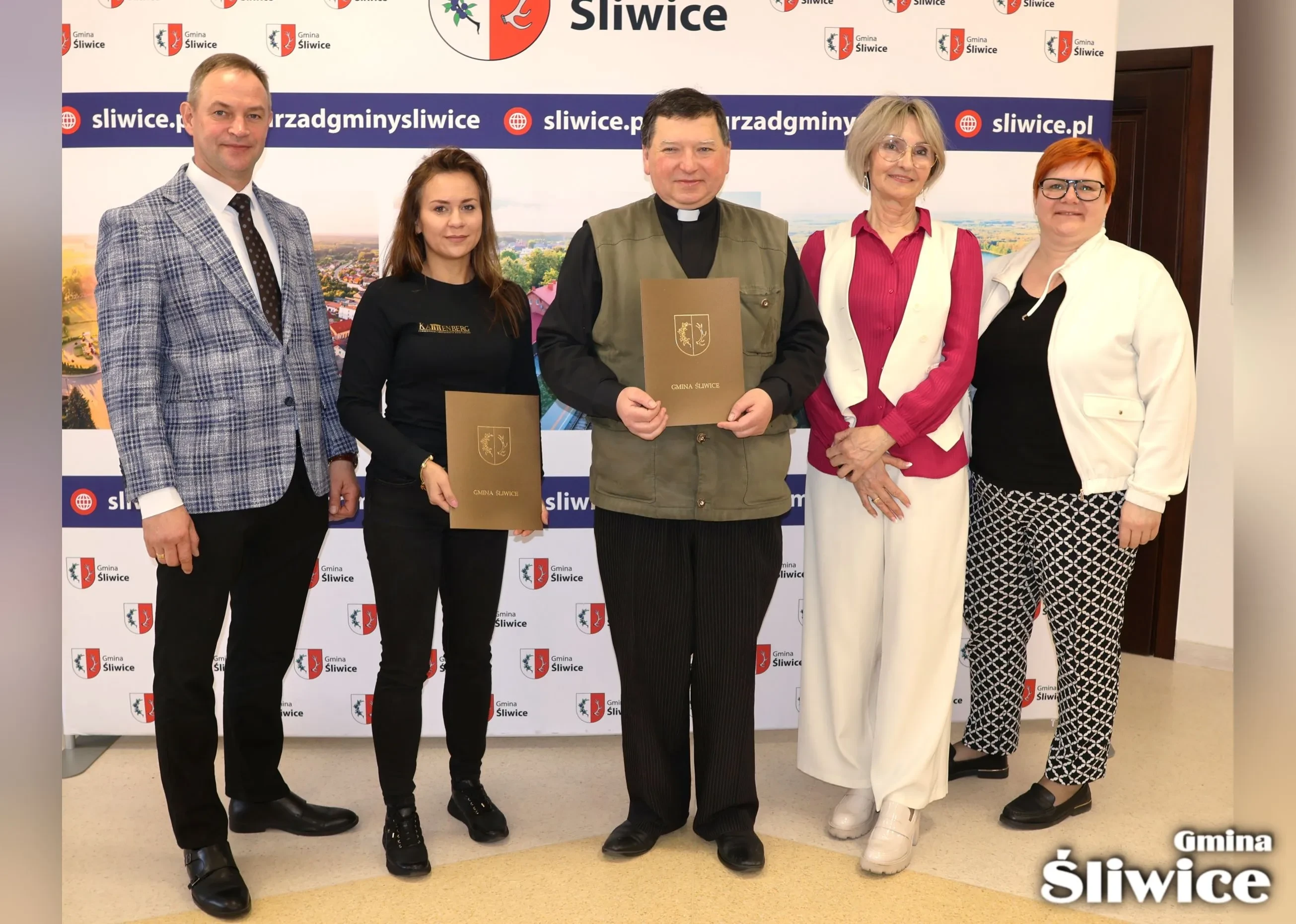 wójt, proboszcz i przedstawiciele firmy Kannenberg