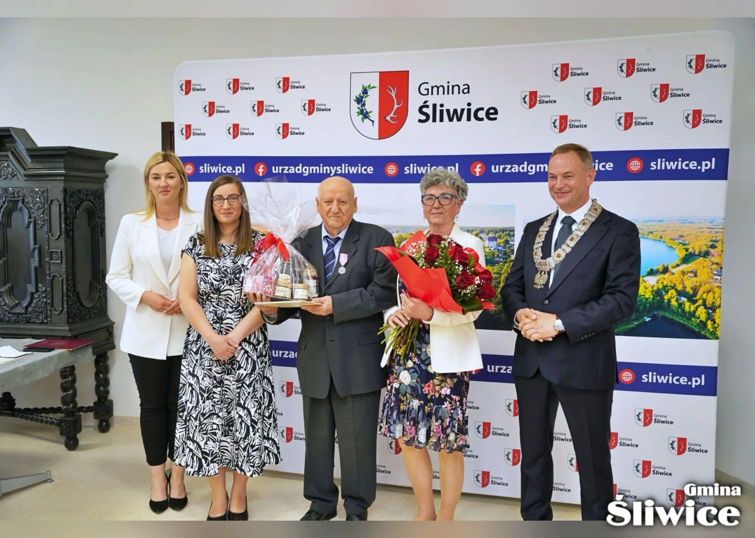 małżeństwo pozuje do zdjęcia