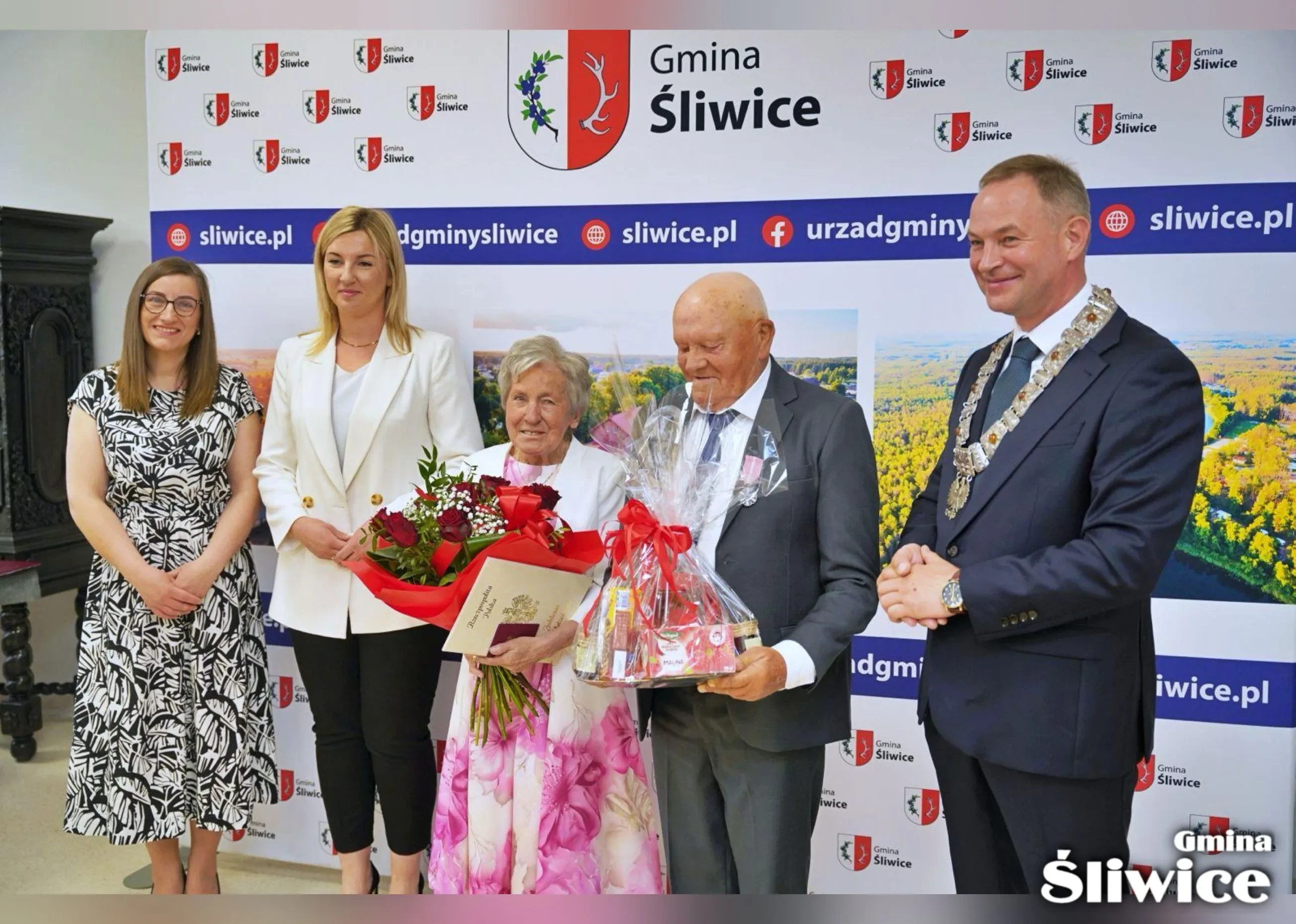 małżeństwo pozuje do zdjęcia