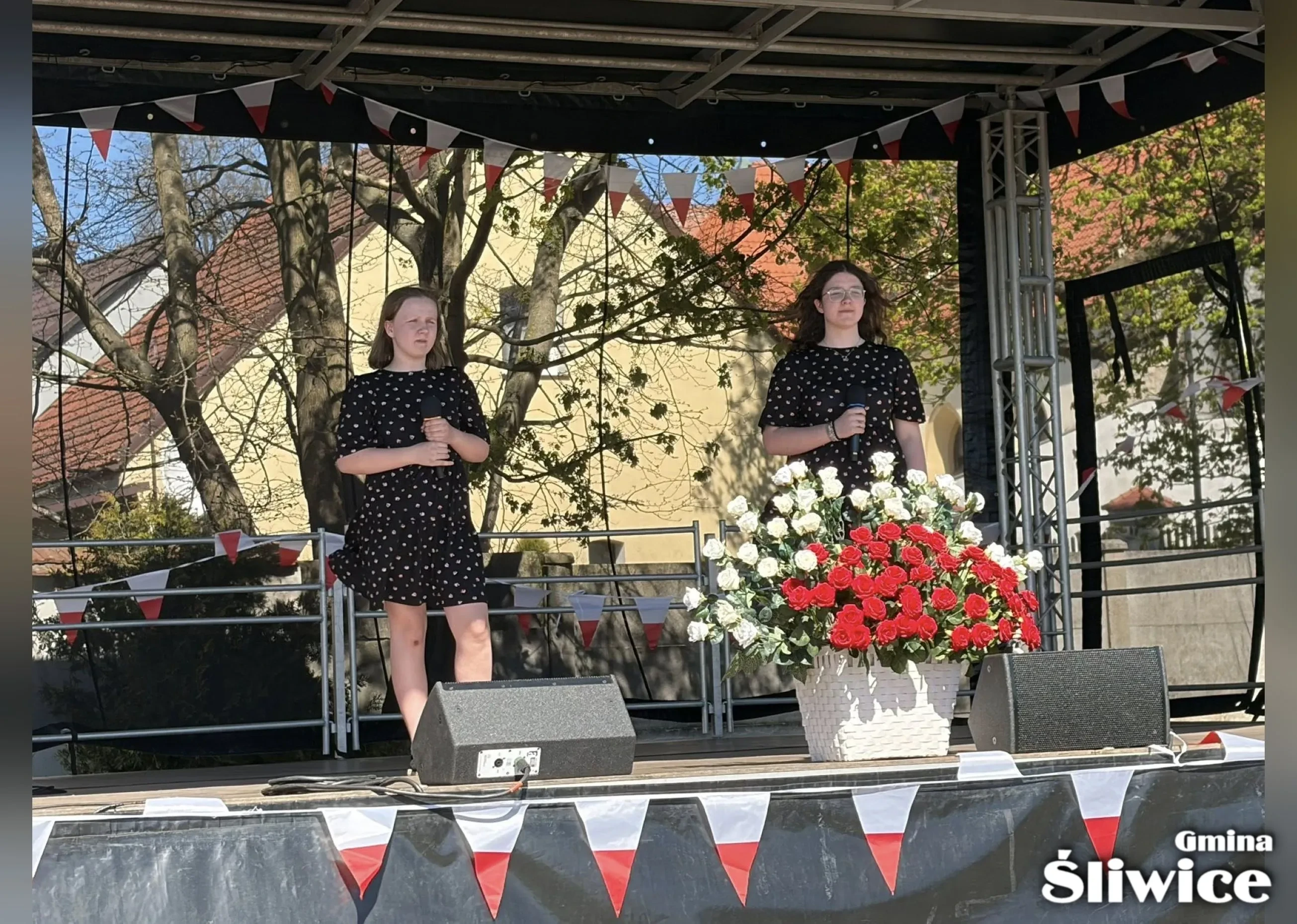 dziewczyny z regionalnej akademii piosenki na scenie