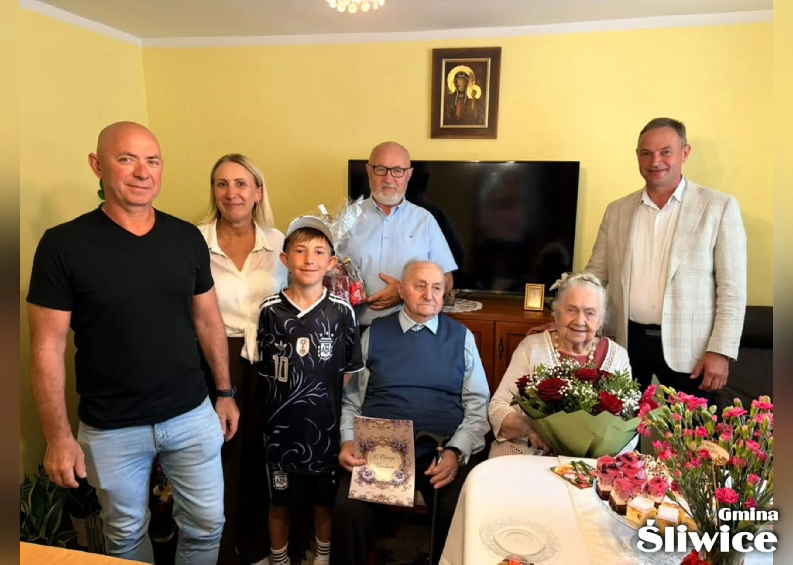 helena lewadnowska z rodziną i wójtem pozują do zdjęcia