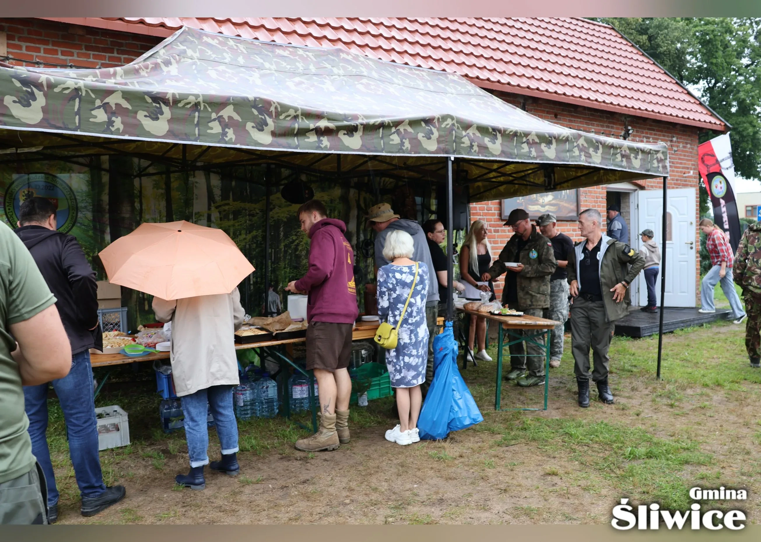 zebrani pod namiotem
