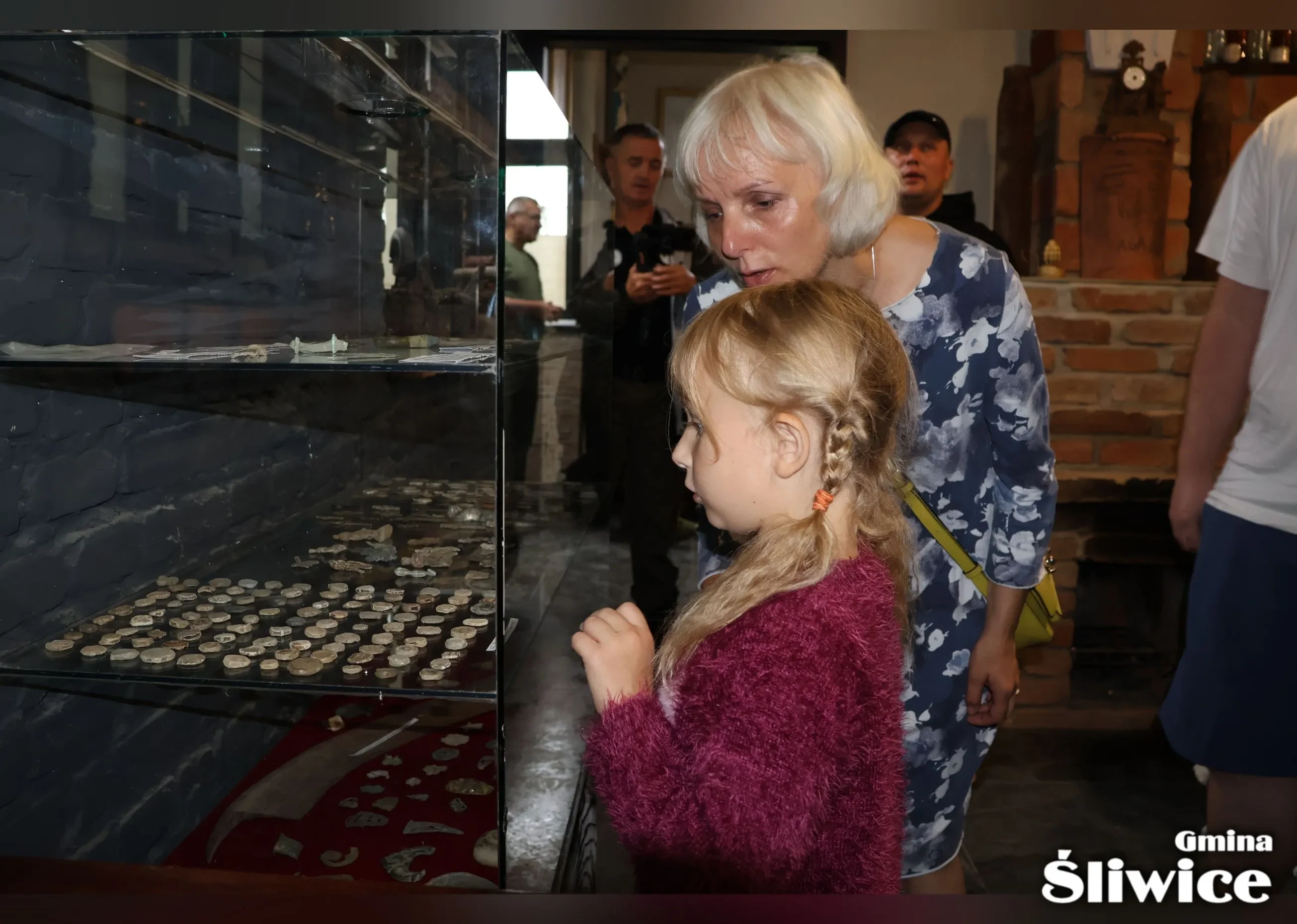 zebrani obserwują znaleziska